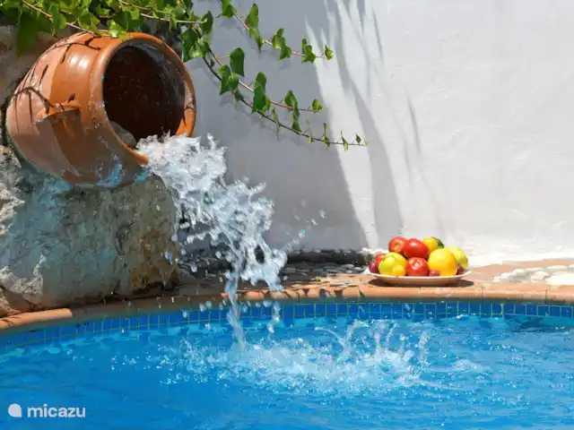 Casa El Algarrobo | Espagne, Costa del Sol, Comares - villa Nous filtrons la piscine à travers une petite cascade, ce qui bien sûr procure également beaucoup de plaisir aquatique.
