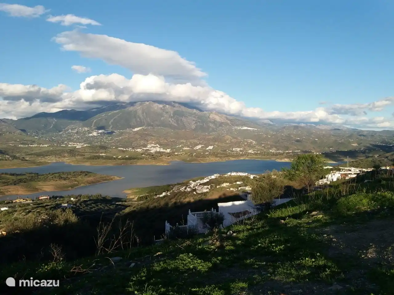 Der Viñuela-See, 31 km von Casa El Agarrobo entfernt, eignet sich wunderbar für einen ausgedehnten Spaziergang. Es gibt nette Restaurants.