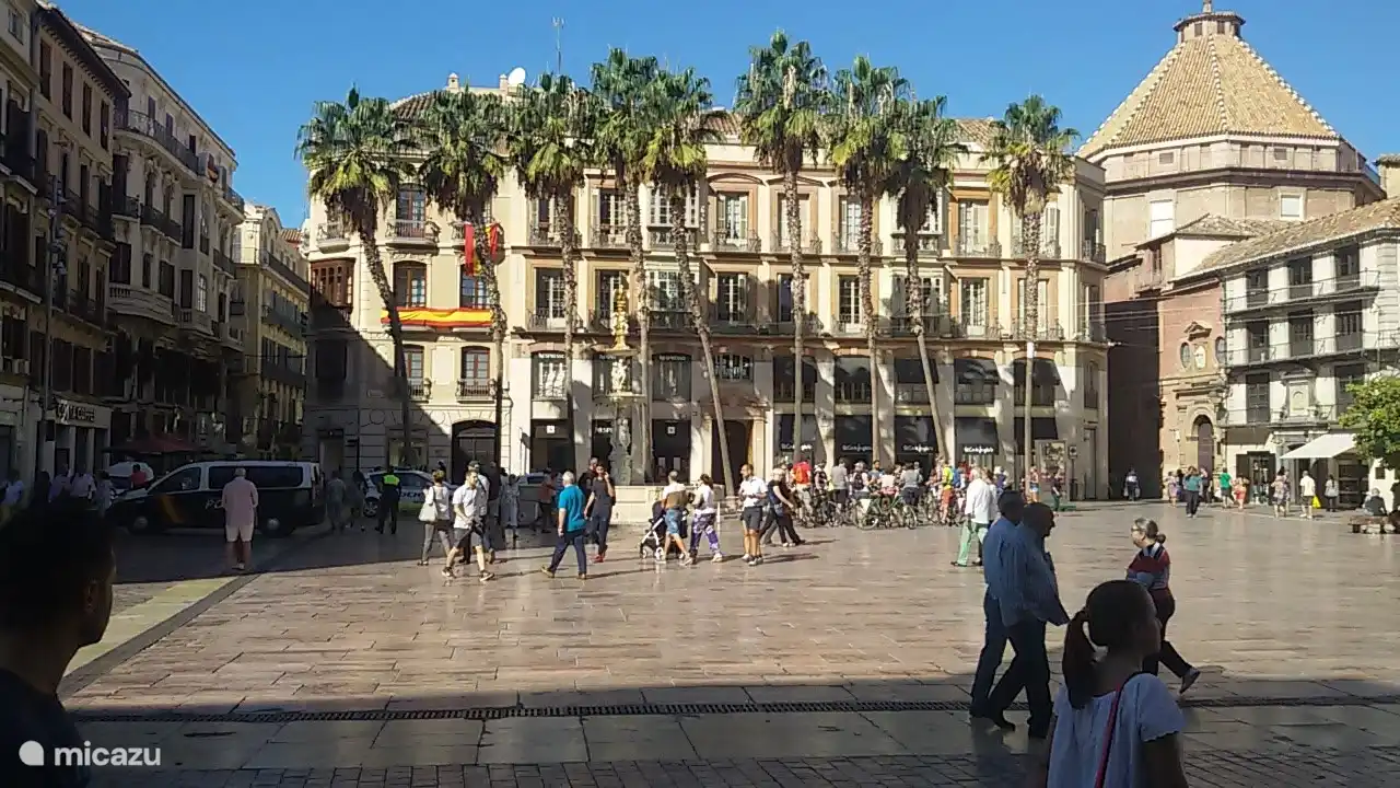 Malaga Plaza de Constitucion. Die Geschichte liegt hier buchstäblich unter Ihren Füßen.