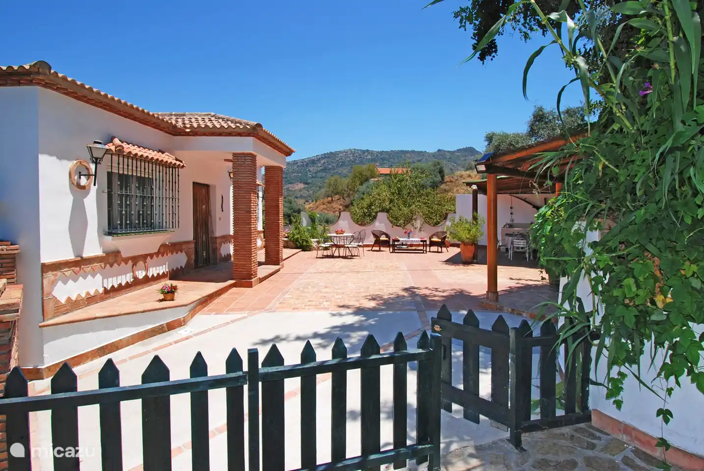 Der Poolbereich kann mit einem Tor verschlossen werden. Sicher für Kinder oder Haustiere.