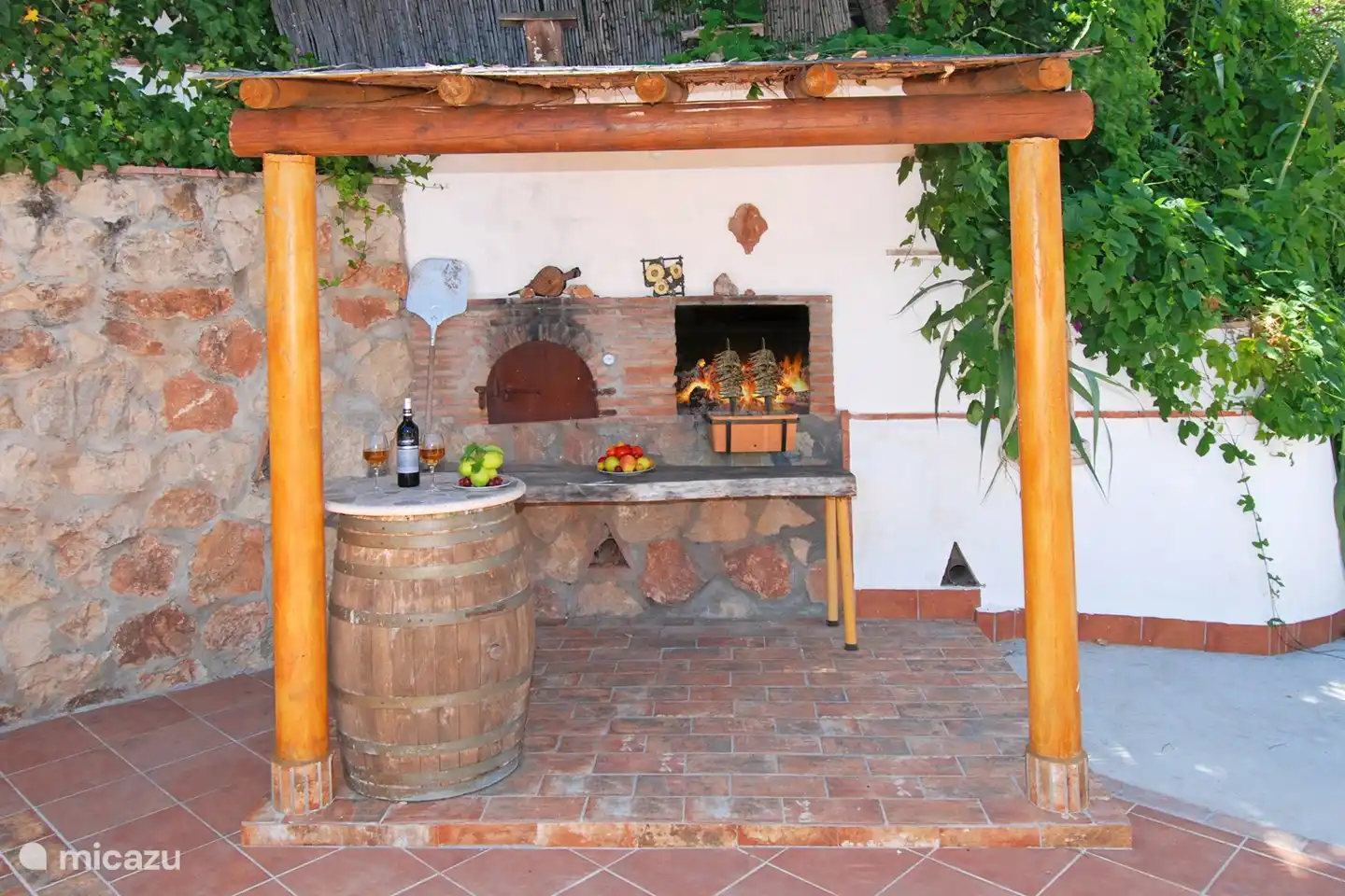 Ein Pizzaofen und ein Grill zum Duschen....