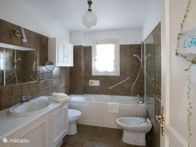 La Bellion en Francia, Hérault, Roquebrun  - casa vacacional Baño planta baja