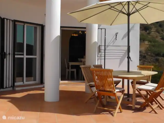 Location de Vacances Espagne, Andalousie, Arenas, maison de vacances - Casa Camaleon repas convivial en terrasse