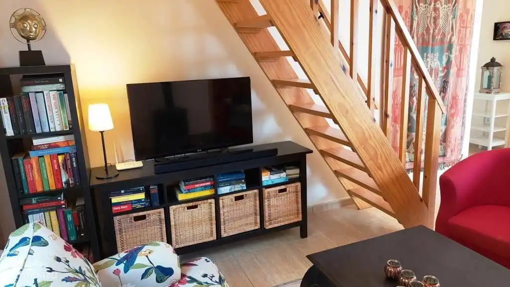 Wohnzimmer mit Treppe zum Zwischengeschoss