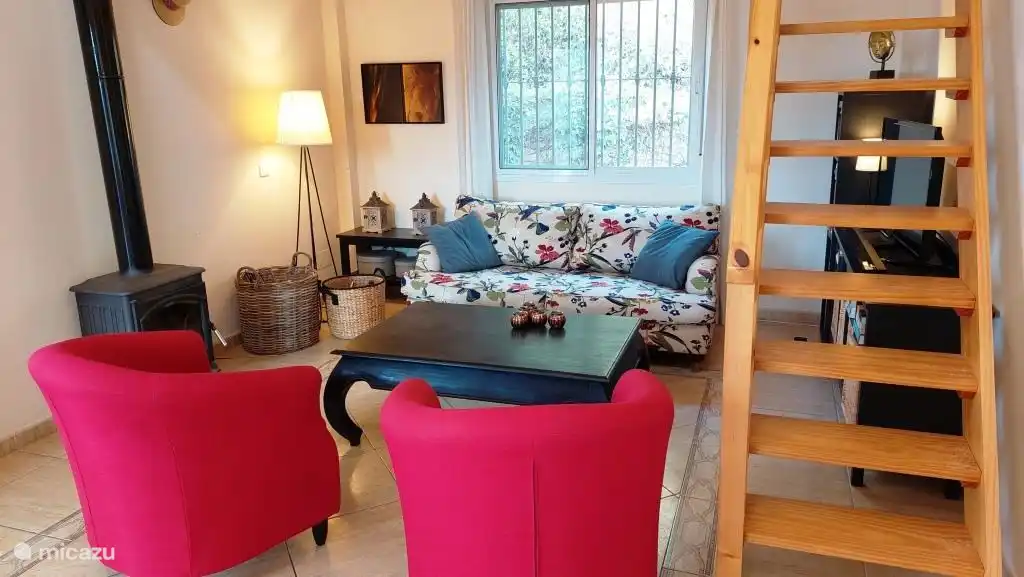 Wohnzimmer mit Treppe zum Zwischengeschoss