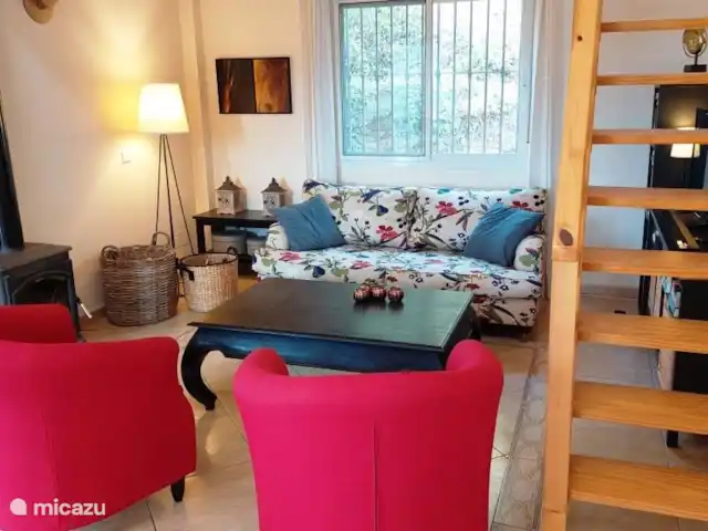 Location de Vacances Espagne, Andalousie, Arenas, maison de vacances - Casa Camaleon séjour avec escalier vers mezzanine