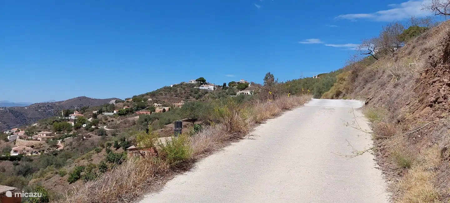 die komplett neu betonierte Strecke zu unserem Haus und rund 40 weiteren herrschaftlichen Villen seit Mai 2023