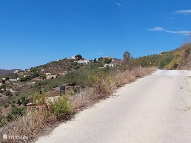 Location de Vacances Espagne, Andalousie, Arenas, maison de vacances - Casa Camaleon la piste entièrement bétonnée menant à notre maison et à environ 40 autres villas majestueuses depuis mai 2023