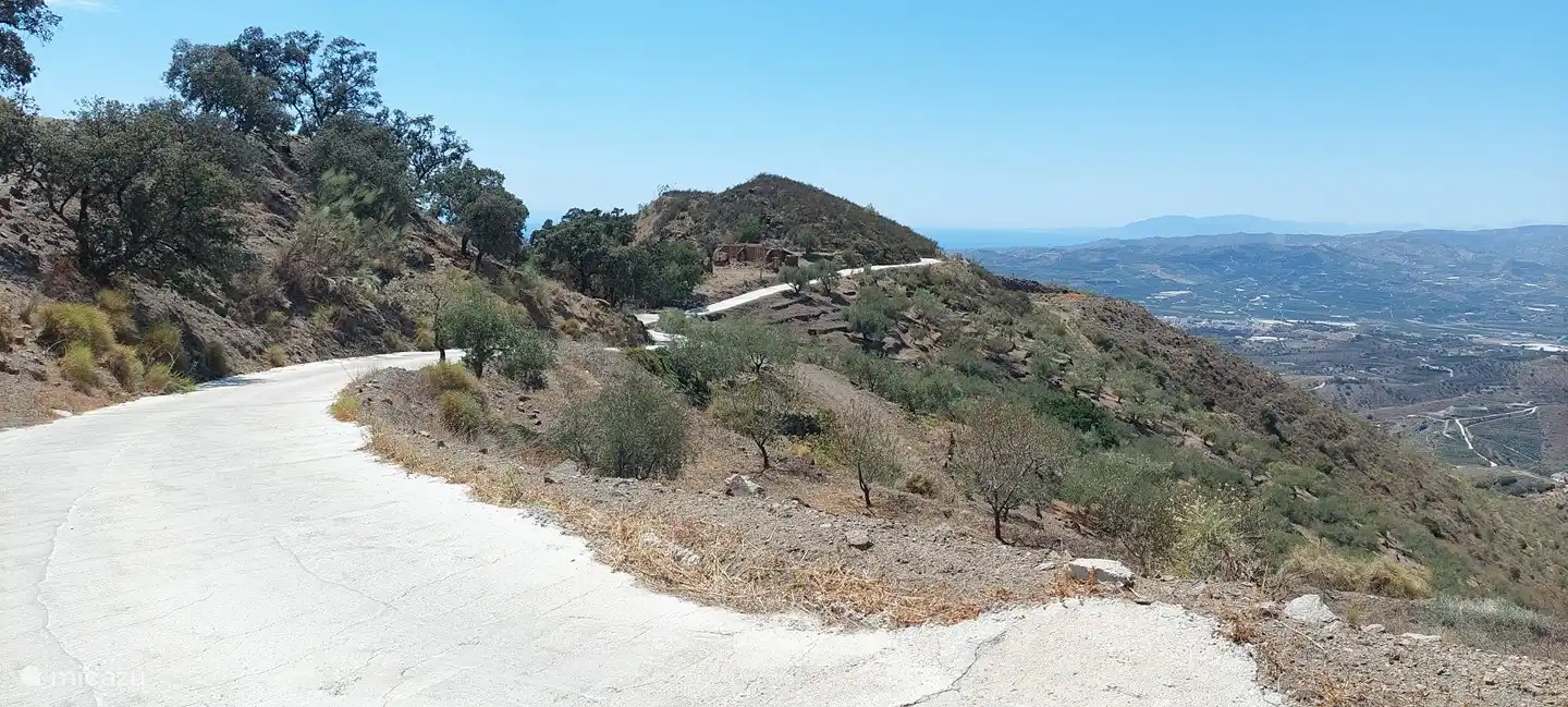 Die Strecke schlängelt sich am Berghang entlang bis zu einer Höhe von 615 m und führt dann über 1 km bergab zu unserem Haus auf 475 m.