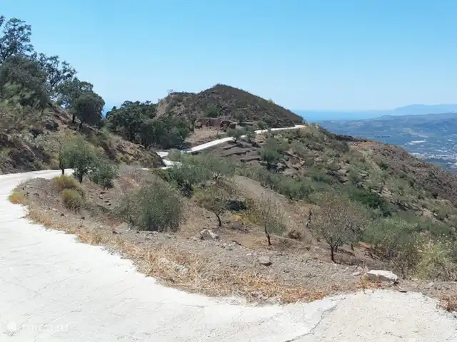 Location de Vacances Espagne, Andalousie, Arenas, maison de vacances - Casa Camaleon la piste serpente à flanc de montagne jusqu'à 615 m d'altitude puis descend sur 1 km jusqu'à notre domicile à 475 m.