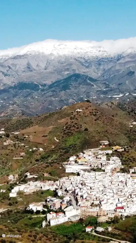 Arenen mit dem schneebedeckten La Maroma (2076m)