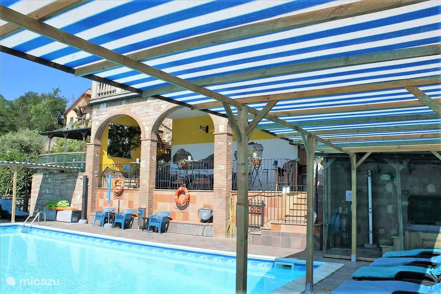 Piscine avec terrasses ensoleillées et ombragées