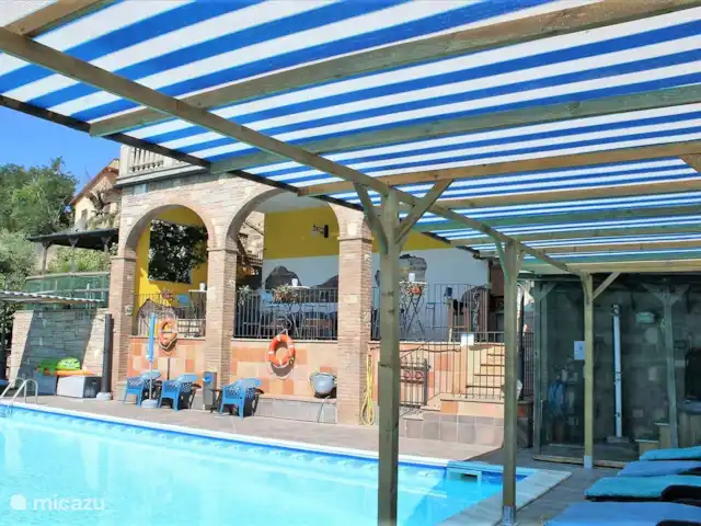 Landhuis in Toscane max. 31 personen huren in Italië, Toscane, Montecastelli Pisano - landhuis / kasteel Zwembad met zon en schaduw terrassen