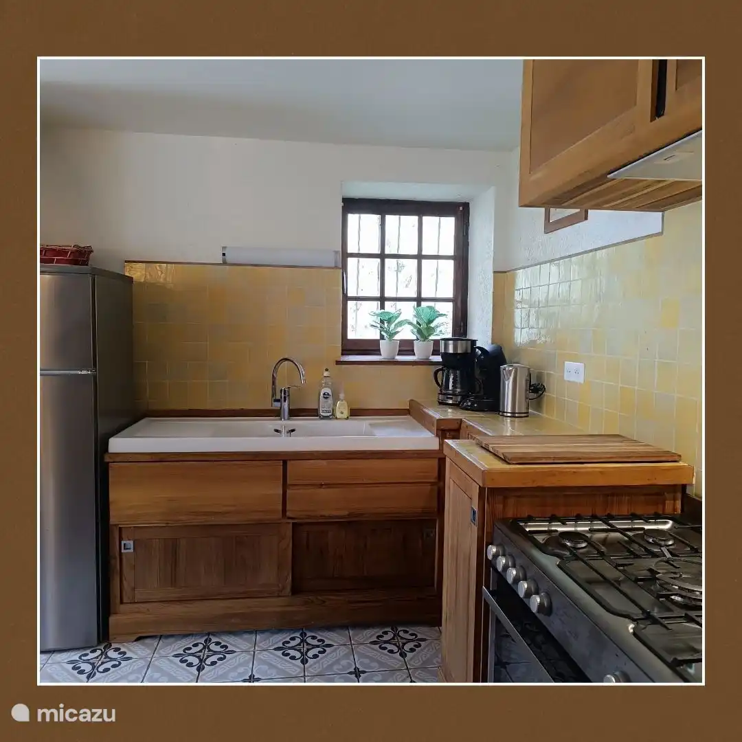 Die Küche ist mit einem großen Kühlschrank mit Gefrierfach, 5-Flammen-Herd, Mikrowelle und Backofen ausgestattet.