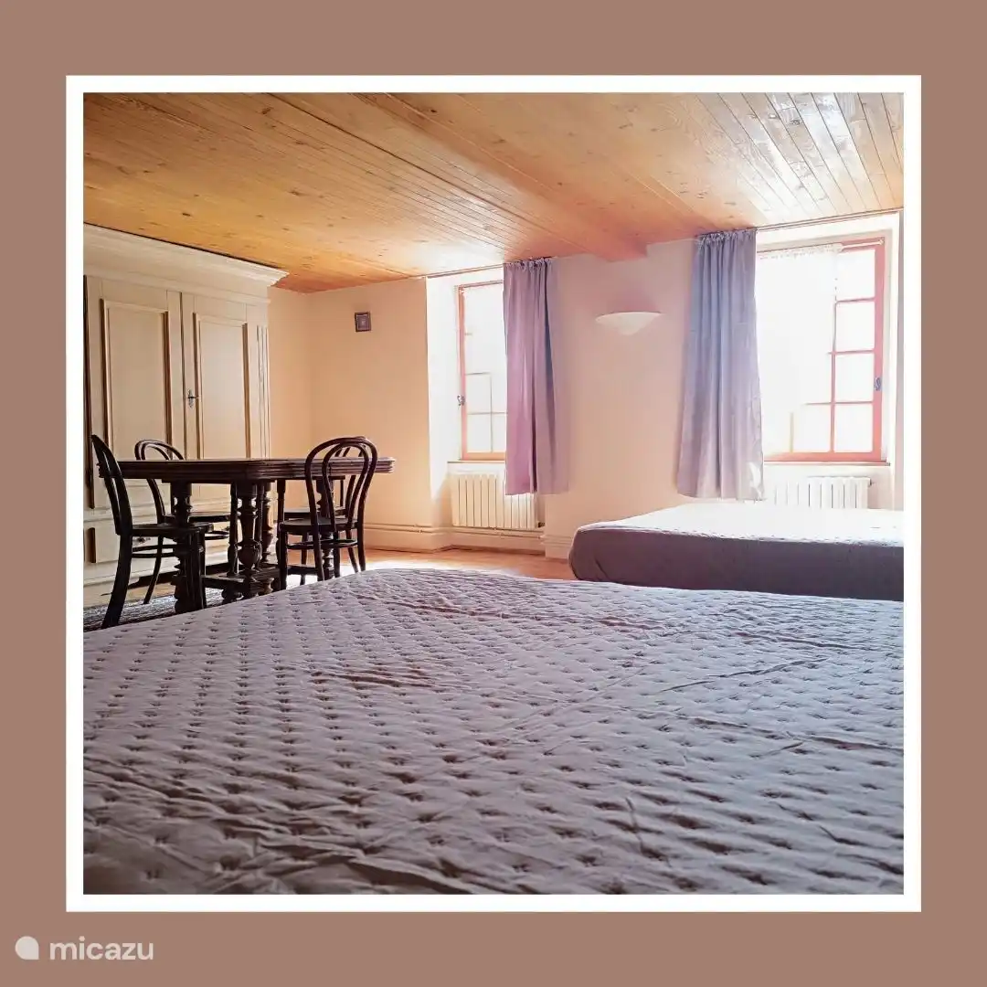 Das geräumige Schlafzimmer verfügt über zwei Doppelbetten. 