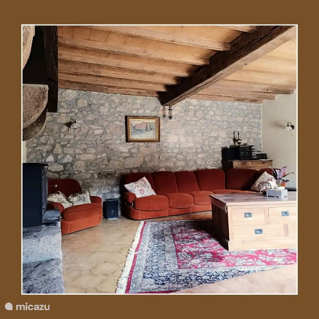 Gemütliches Wohnzimmer mit gemütlicher Sitzecke und gemütlichem Holzofen. Perfekt zum Entspannen nach einem Tag in der Natur. Gemütlichkeit und Wärme das ganze Jahr über.