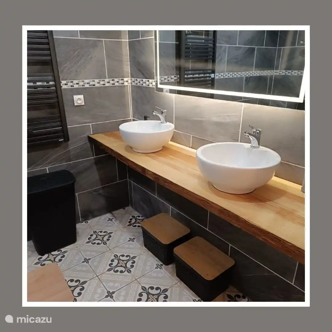 Das Badezimmer wurde Anfang 2025 komplett renoviert.