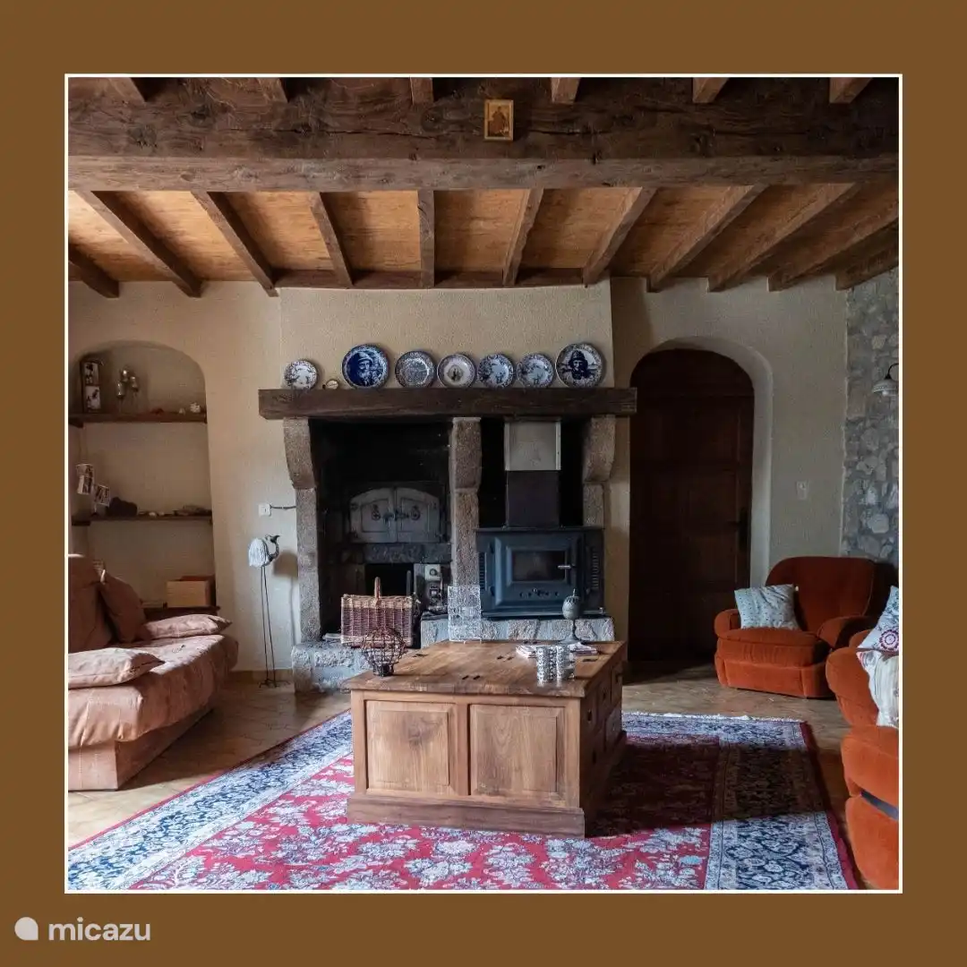 Gemütliches Wohnzimmer mit gemütlicher Sitzecke und gemütlichem Holzofen. Perfekt zum Entspannen nach einem Tag in der Natur. Gemütlichkeit und Wärme das ganze Jahr über.