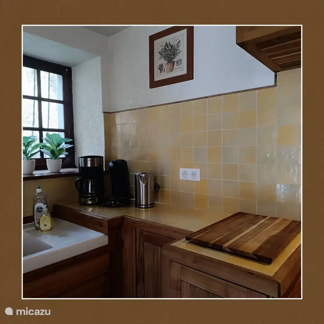 Die Küche ist mit fast allen Annehmlichkeiten ausgestattet. (Es steht keine Spülmaschine zur Verfügung.) 