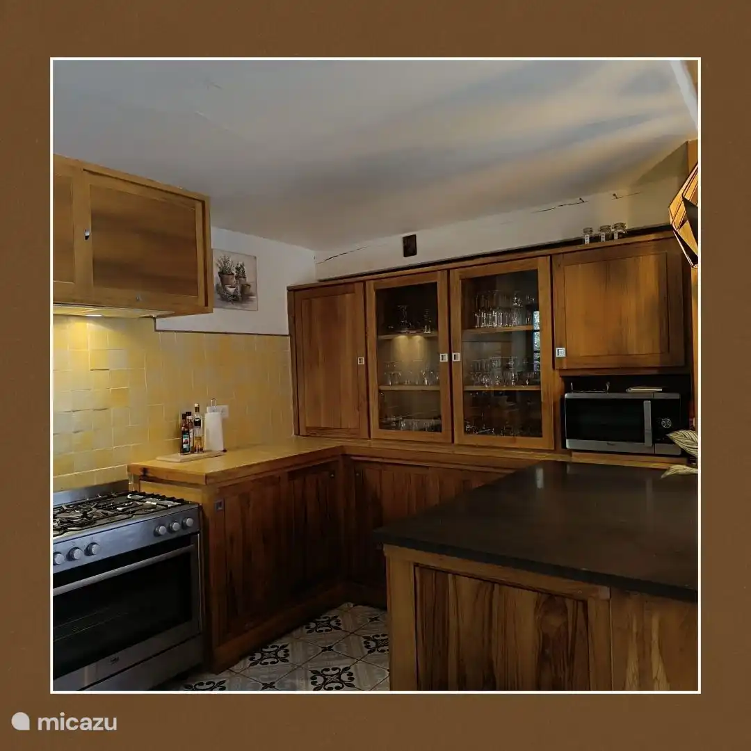 Die Küche ist mit einem großen Kühlschrank mit Gefrierfach, 5-Flammen-Herd, Mikrowelle und Backofen ausgestattet.