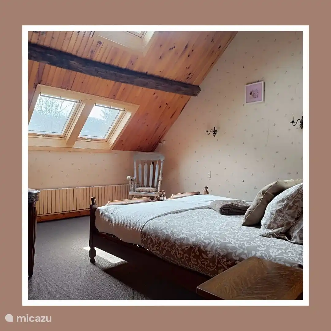 Attraktives Schlafzimmer auf einem offenen Dachboden, mit drei Velux-Oberlichtern für viel Licht und einen schönen Blick auf die Sterne. 