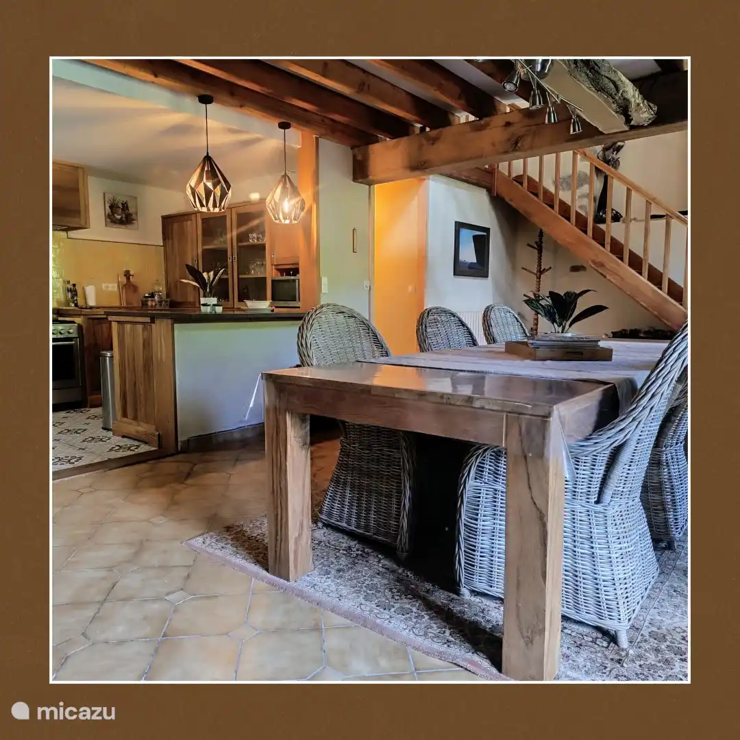 Geräumige und gemütliche Küche mit Essbereich, komplett ausgestattet zum gemeinsamen Kochen und Essen. Der ideale Ort für lange, stimmungsvolle Abendessen und gute Gespräche.