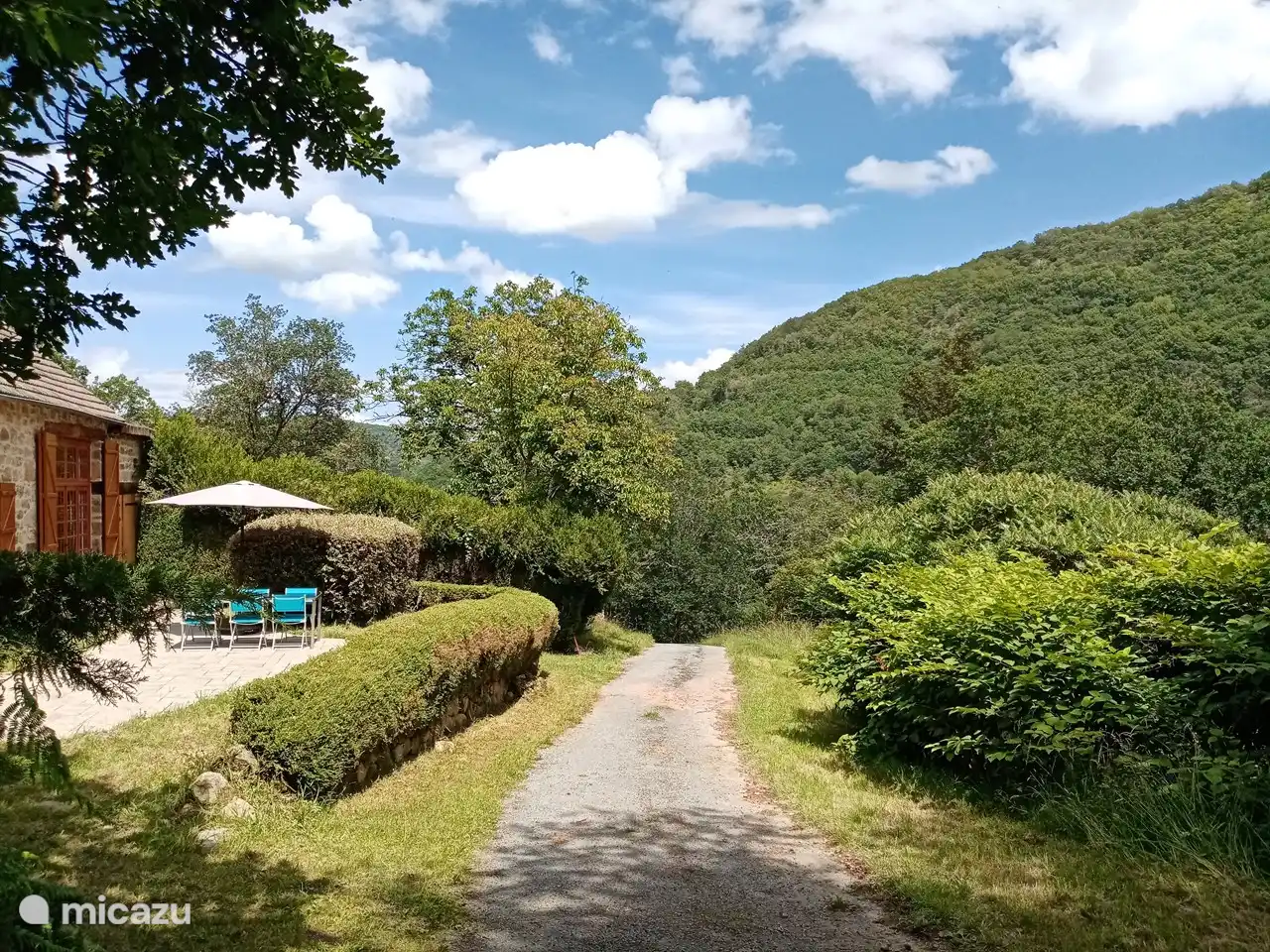Am Ende einer ruhigen Straße, oben auf einem Hügel, finden Sie unser Ferienhaus. Hier können Sie eine schöne Aussicht genießen!