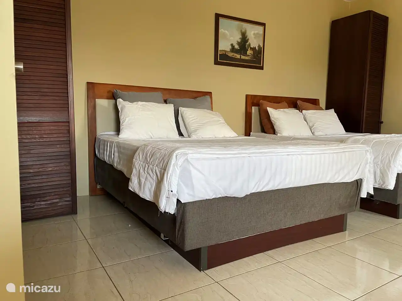 Hier sieht man noch einmal die beiden Doppelbetten mit 2 Schränken an den Seiten.