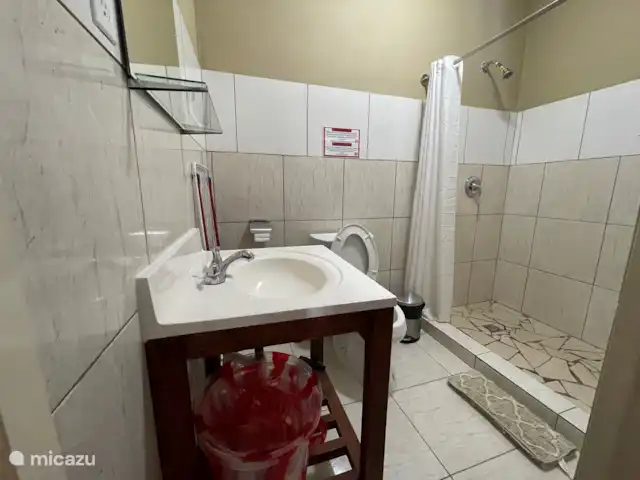Location de Vacances Curaçao, Curaçao-Centre, Santa Rosa-Scherpenheuvel, studio - Group Garden Getaway, Infrou C'est la salle de bain, avec toilettes et douche.