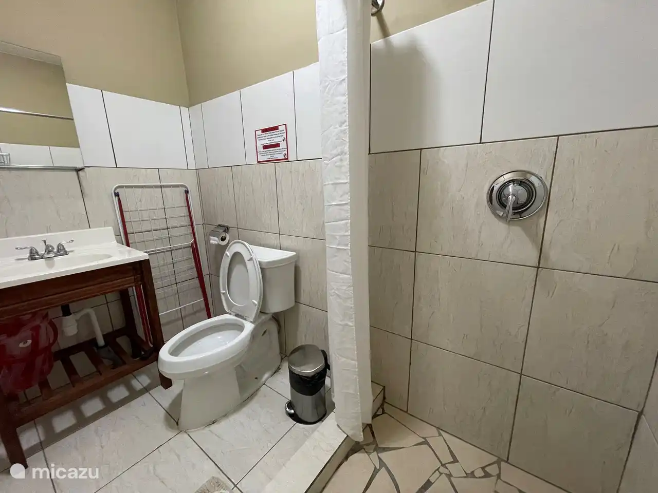 Dies ist das Badezimmer mit Toilette und Dusche.