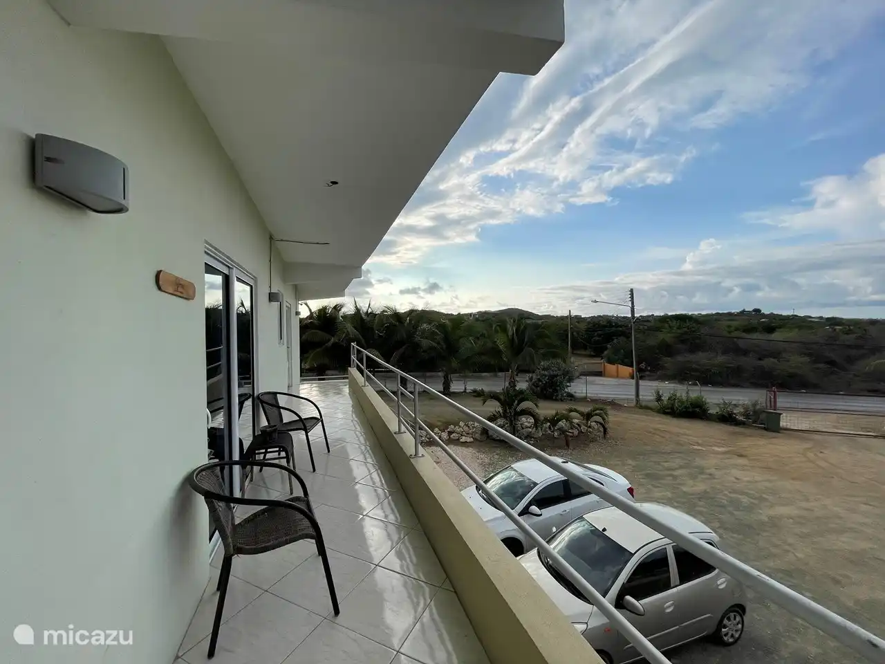 Dies ist der Balkon vor dem Zimmer, der mit 1 weiteren Studio-Apartment im 1. Stock geteilt wird. 