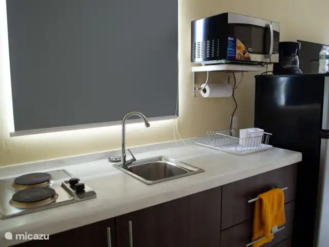 Location de Vacances Curaçao, Curaçao-Centre, Santa Rosa-Scherpenheuvel, studio - Group Garden Getaway, Infrou Petite kitchenette avec four micro-ondes/four et réfrigérateur/réfrigérateur