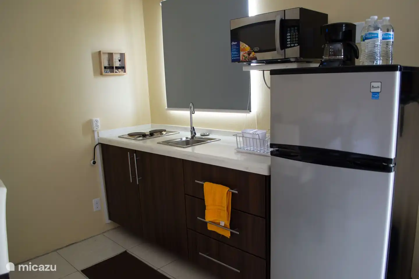 Kleine Kochnische mit Mikrowelle/Ofen und Kühlschrank &amp; Kühlschrank