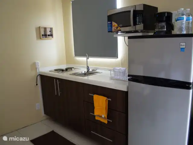 Location de Vacances Curaçao, Curaçao-Centre, Santa Rosa-Scherpenheuvel, studio - Group Garden Getaway, Infrou Petite kitchenette avec four micro-ondes/four et réfrigérateur/réfrigérateur