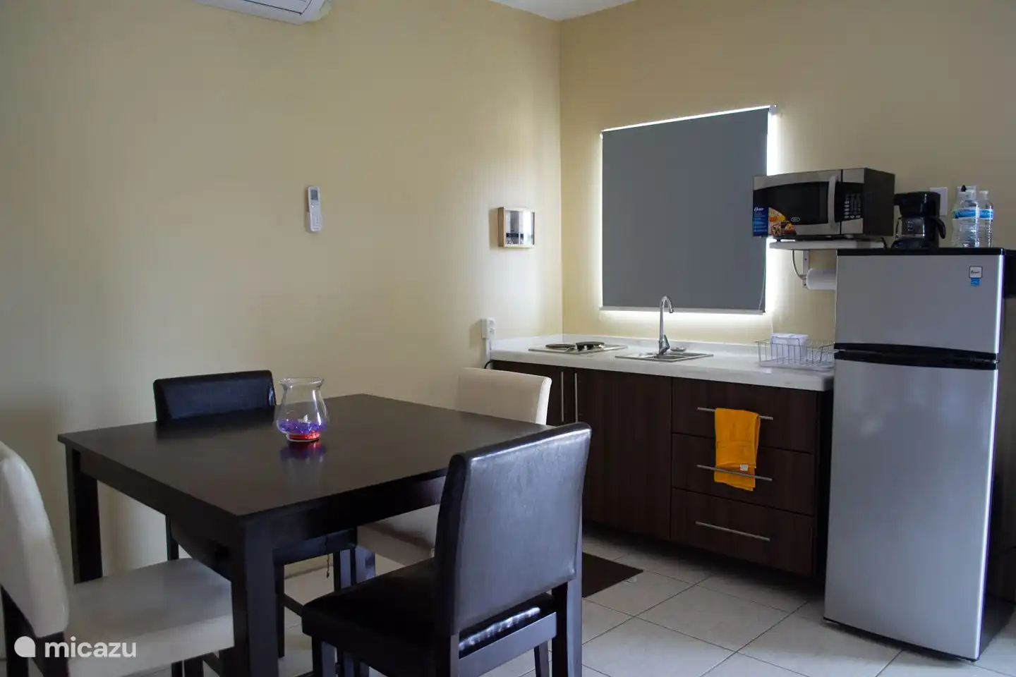 Der Tisch, an dem man essen und sich eine Weile hinsetzen kann