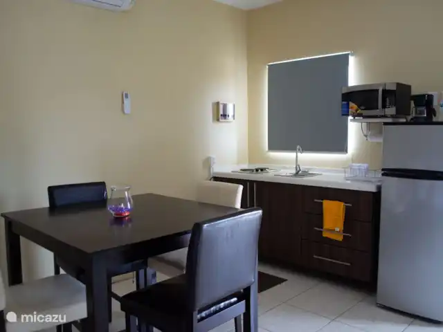 Location de Vacances Curaçao, Curaçao-Centre, Santa Rosa-Scherpenheuvel, studio - Group Garden Getaway, Infrou La table où l’on peut manger et s’asseoir un moment