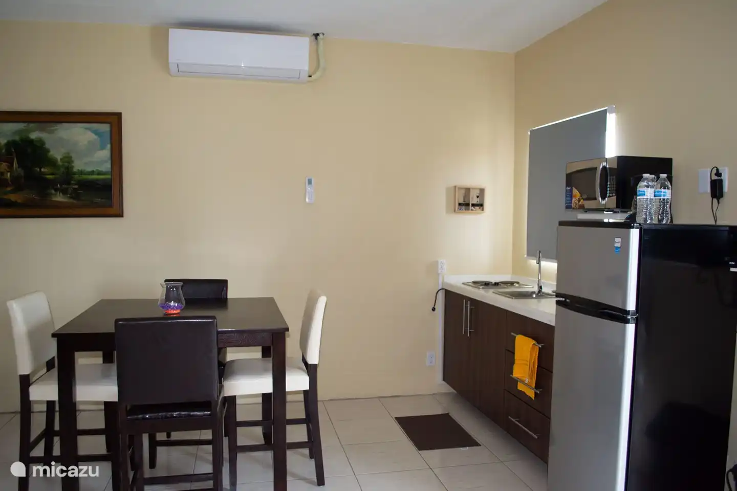 Ein Foto der Küche und des Tisches im Studio-Apartment Infrou