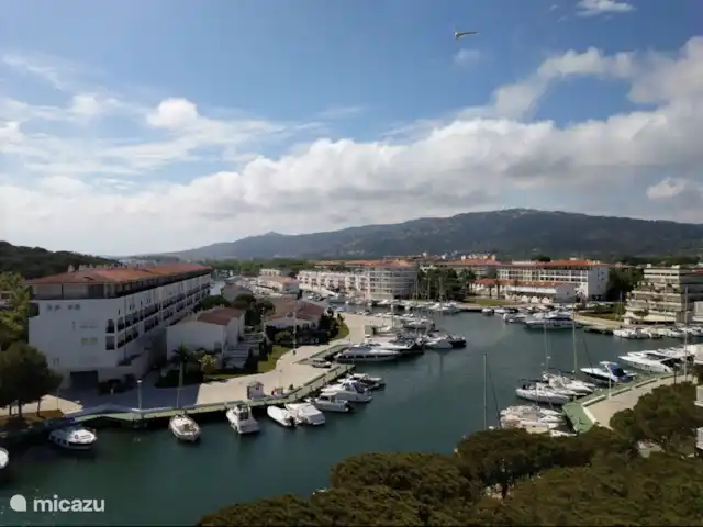 Location de Vacances Espagne, Costa Brava, Platja d'Aro, maison de vacances - Mas Nou 476 Port de plaisance de Platja d'Aro avec le point culminant de la montagne à l'arrière, Urb. Mas Eh bien.
