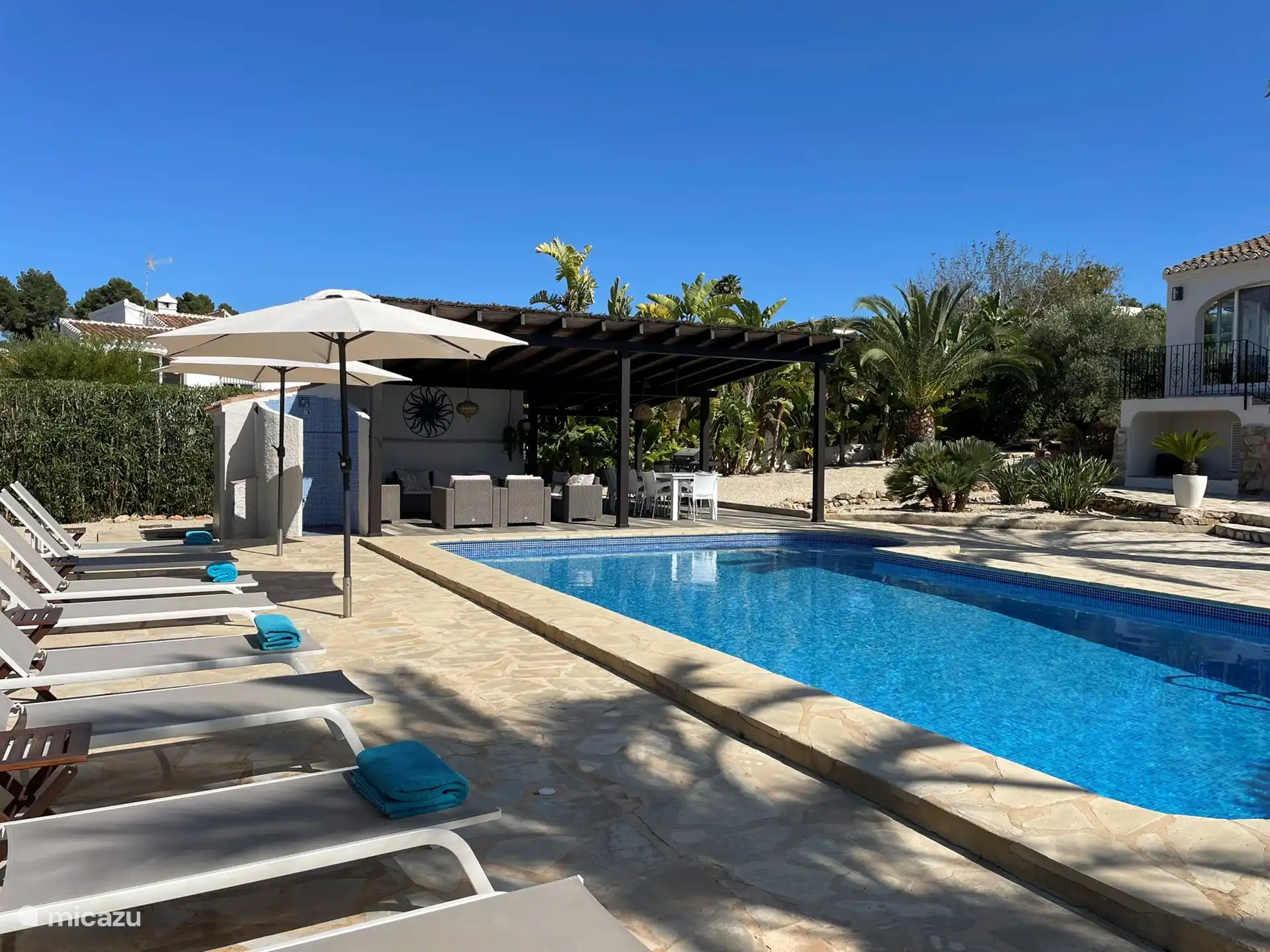 House with swimming pool