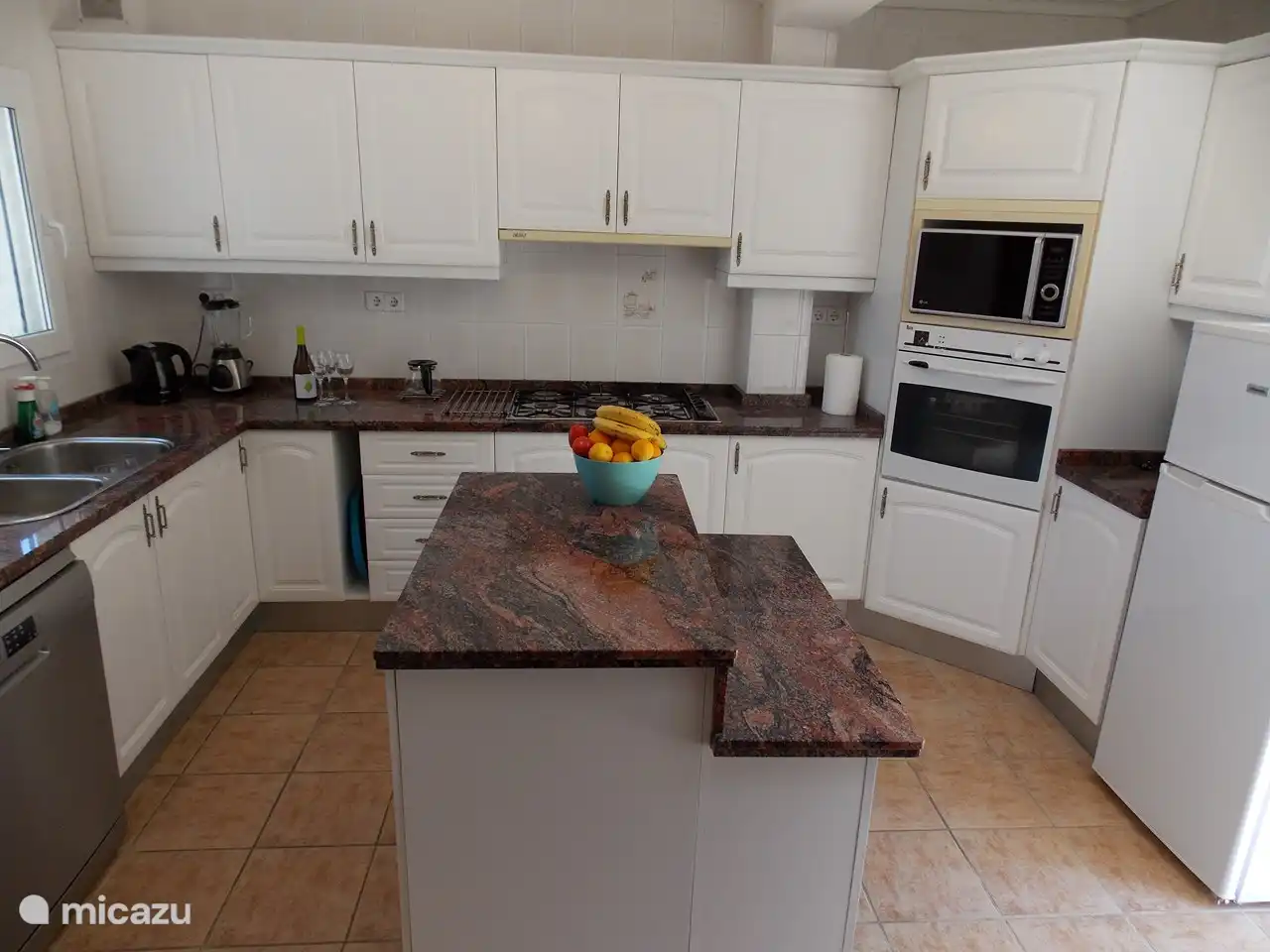 Extensive kitchen with dishwasher, fridge, washing machine, coffee maker, kettle, hand blender, toaster, blender, juicer and complete and lots of crockery and cutlery