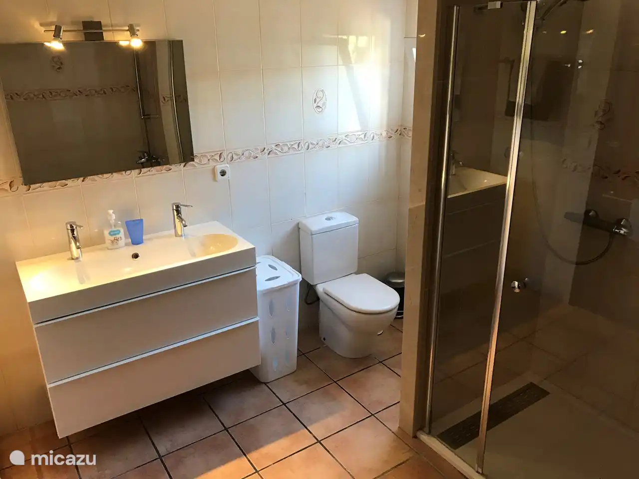 Bathroom with shower, bath, double sink and toilet. A hair dryer is available in the drawer under the sink (2 pers.)