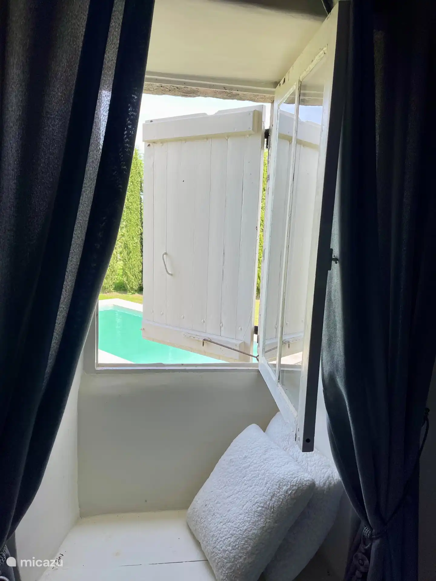 Schlafzimmer im Obergeschoss mit Blick auf den Pool