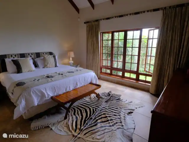 Thatch by the Sea en Sudáfrica, KwaZulu-Natal, Ballito - bungaló Dormitorio lado mar a la izquierda