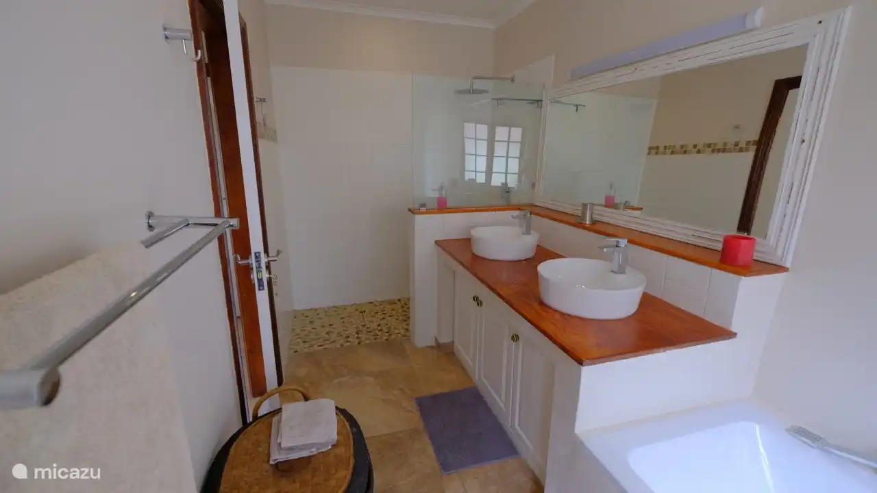 Ensuite Badezimmer zu Schlafzimmer 2 (links am Meer)