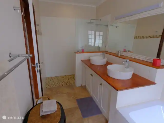 Thatch by the Sea en Sudáfrica, KwaZulu-Natal, Ballito - bungaló Baño en suite dormitorio lado mar izquierda