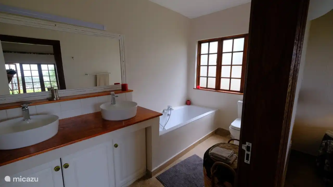 Ensuite Badezimmer zu Schlafzimmer 2 (links am Meer)