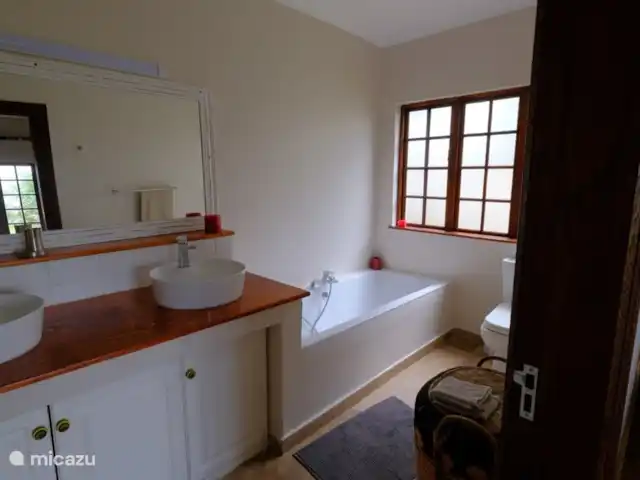 Thatch by the Sea en Sudáfrica, KwaZulu-Natal, Ballito - bungaló Baño en suite dormitorio lado mar izquierda