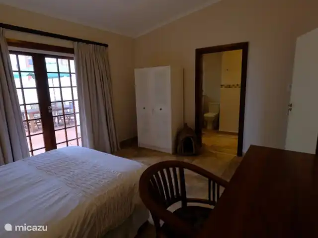 Thatch by the Sea en Sudáfrica, KwaZulu-Natal, Ballito - bungaló Dormitorio 3 en patio