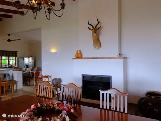 Thatch by the Sea en Sudáfrica, KwaZulu-Natal, Ballito - bungaló Mesa de comedor Salón - chimenea