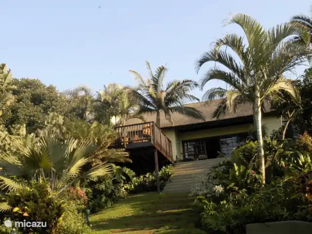 Thatch by the Sea en Sudáfrica, KwaZulu-Natal, Ballito - bungaló Vista de la casa con la playa al fondo